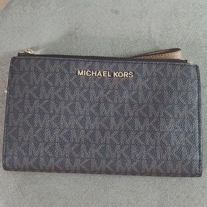 Michael kors wristlet wallet